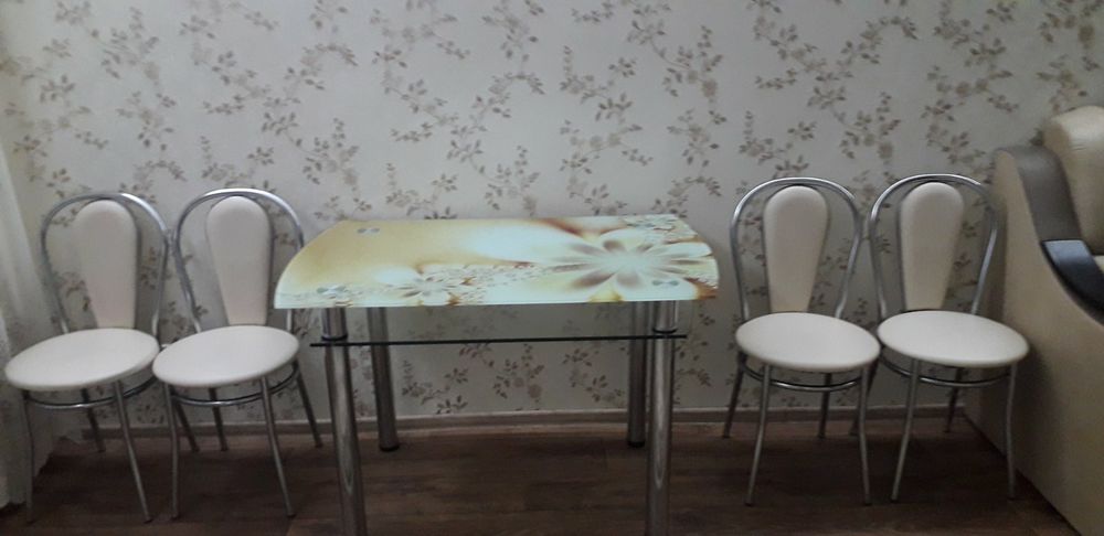 Стіл  та 4-ри стільця