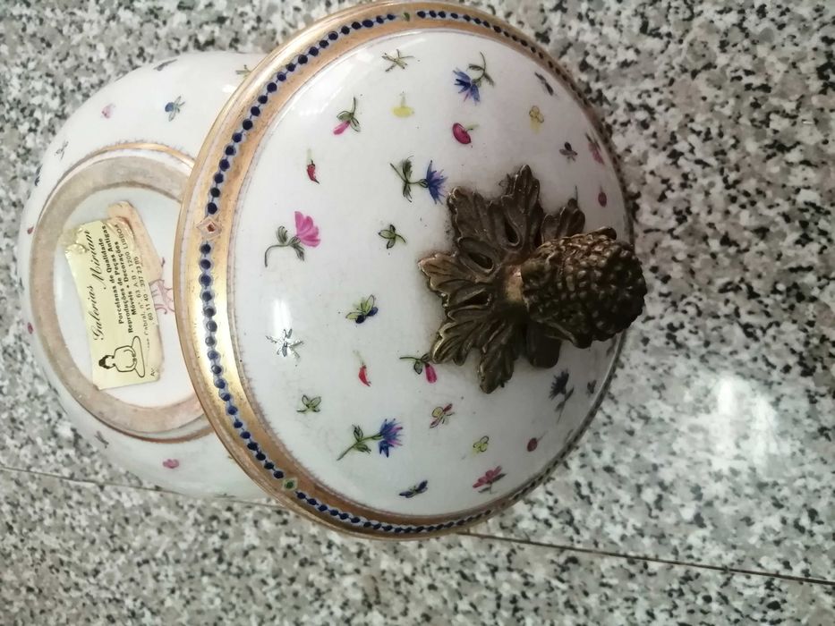 Peça Com Pega Em Relevo de Bronze Com Mais de 70 ANOS  Galerias MIRIAM