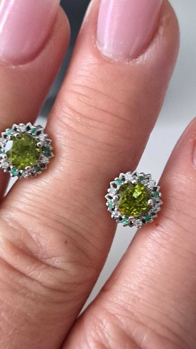 Серьги с зеленым перидотом 6 х 6 мм и изумрудом, серебро 925 пробы.