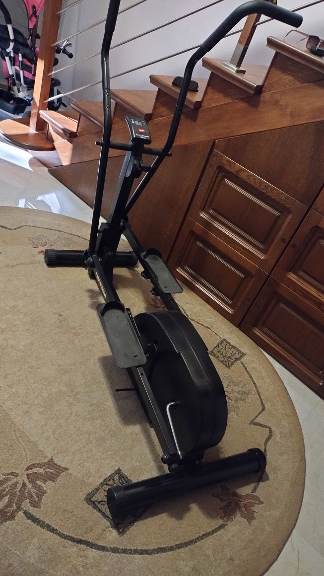 Rower Orbitrek do ćwiczeń.