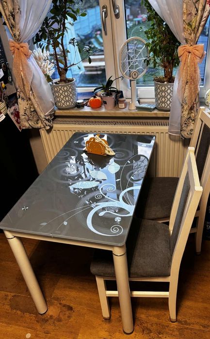 Stół +4 krzesła 200 zł