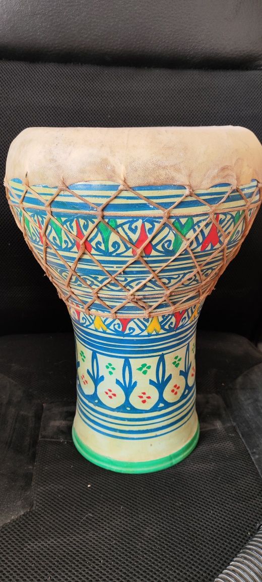 Tambor de argila pintado á mão