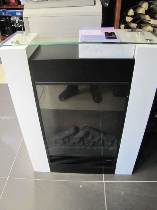 Kominek elektryczny termowentylator 900/1800W pilot biały Klarstein