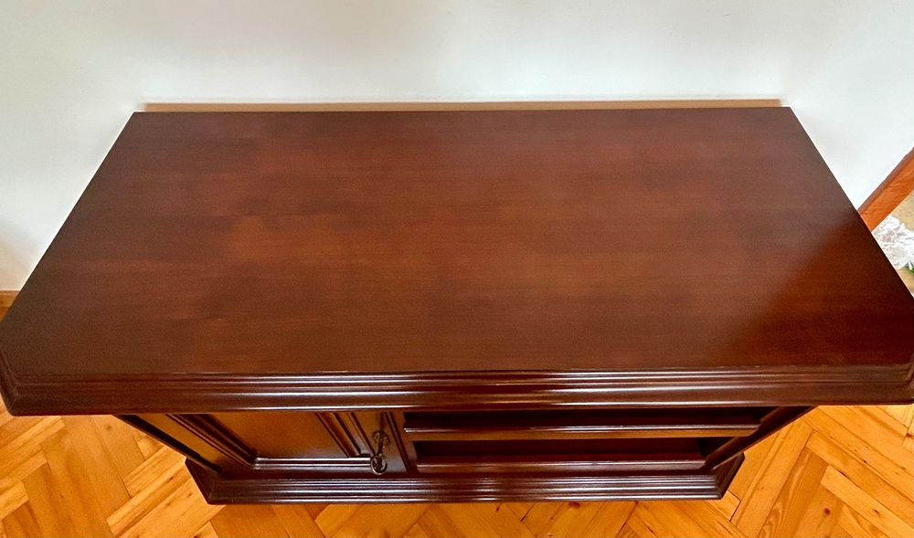 Drewniana szafka pod telewizor/kredens w kolorze orzecha