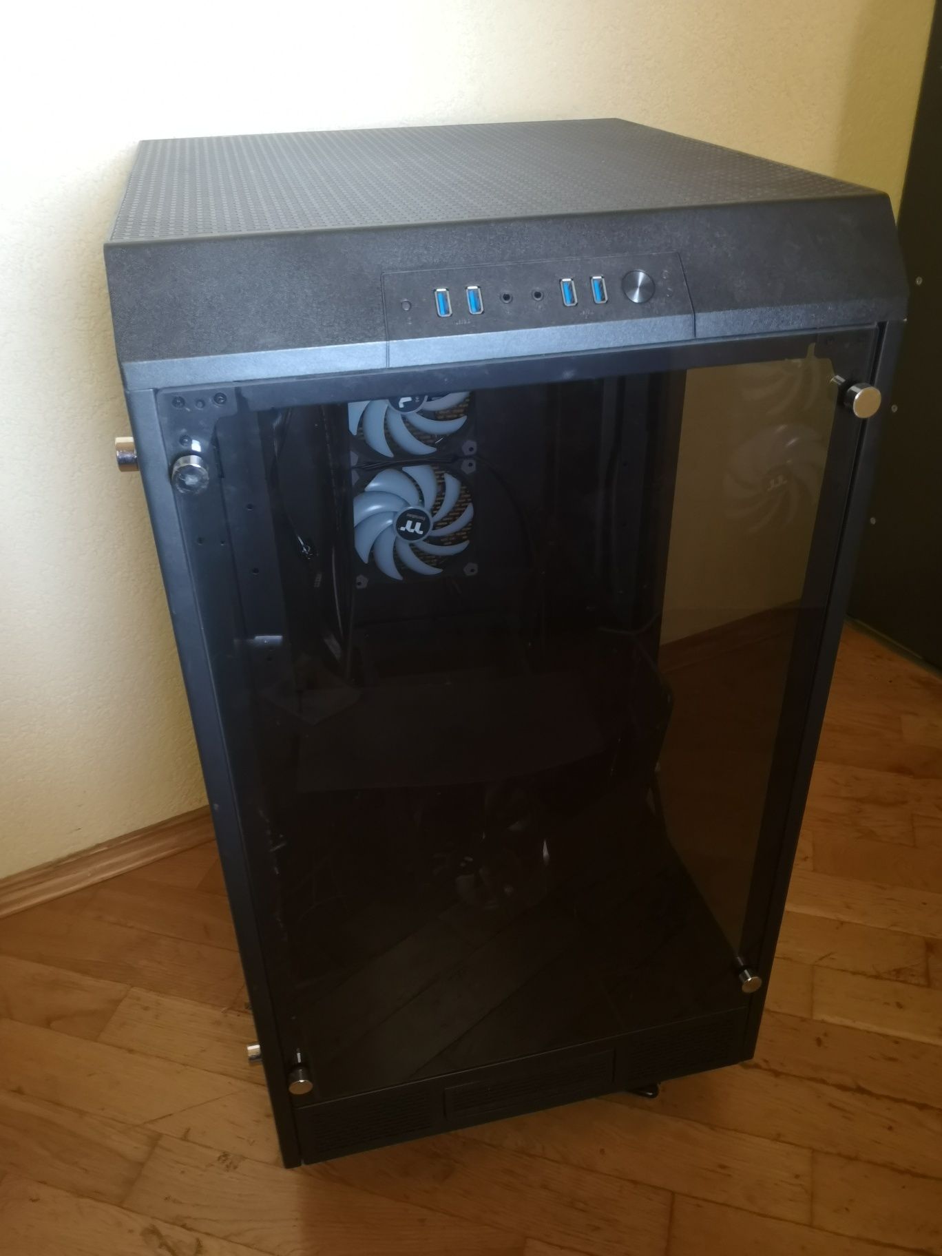 Корпус THERMALTAKE на  колесах з системою охолодження z490 Aorus xtre