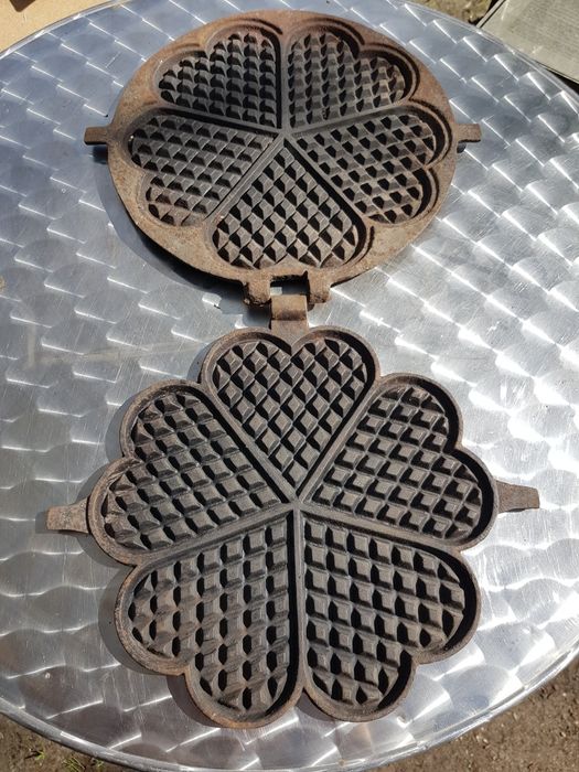 Nr16.Poniemiecka,przedwojenna, żeliwna gofrownica na piec,ogień