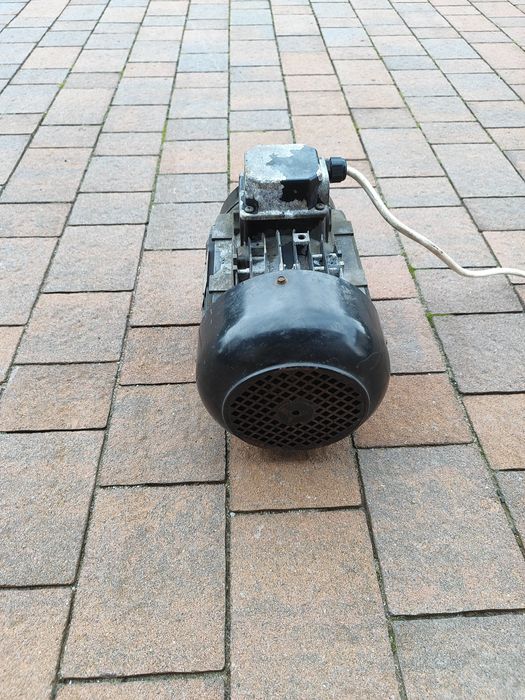 Silnik trójfazowy elektryczny na siłe 3F 4kw 1400 obrotów nicolini