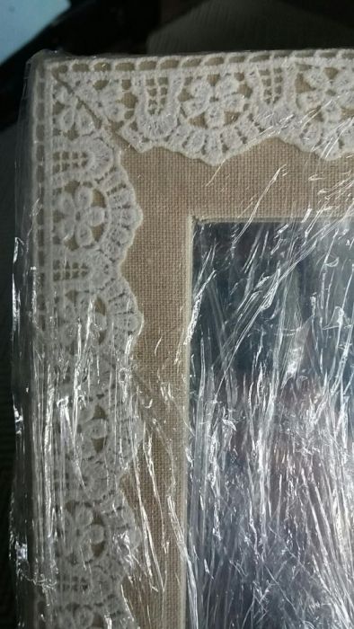 Espelho 40 x 35 com moldura em tecido com bordado