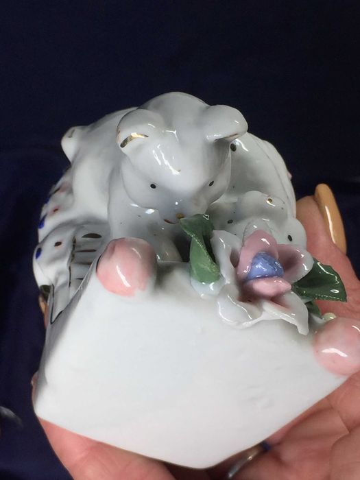 Статуэтка фигурка пара белых медвежат в кровати Н1057 медведи мишки