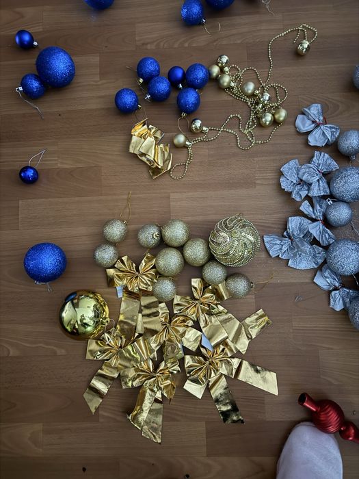 Ялинкові прикраси, ялинкові іграшки, кулі, гірлянди, намиста на ялинку
