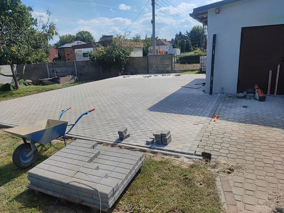 Układanie kostki brukowej obrzeży krawężnika