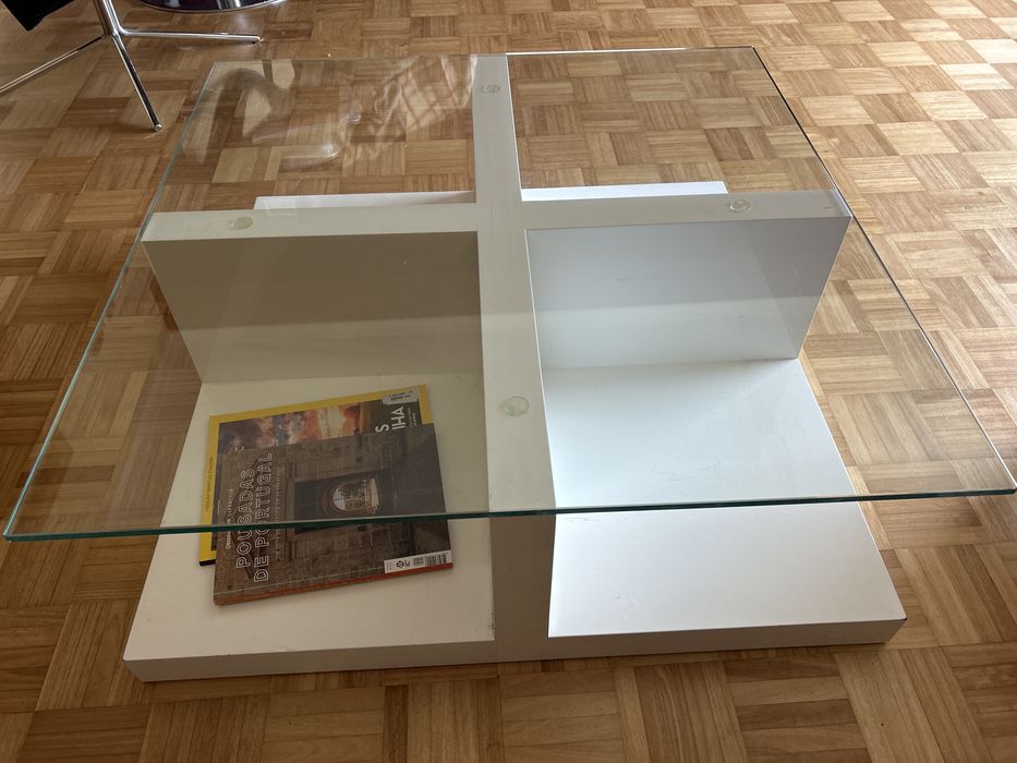 Mesa de centro, com tampo de vidro