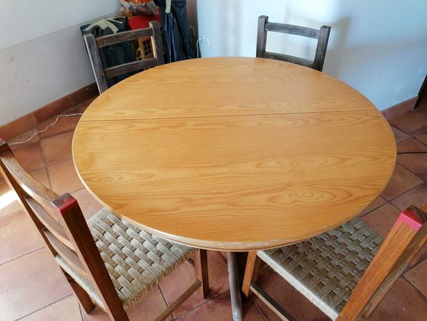 Mesa de jantar, redonda e oval, com quatro cadeiras