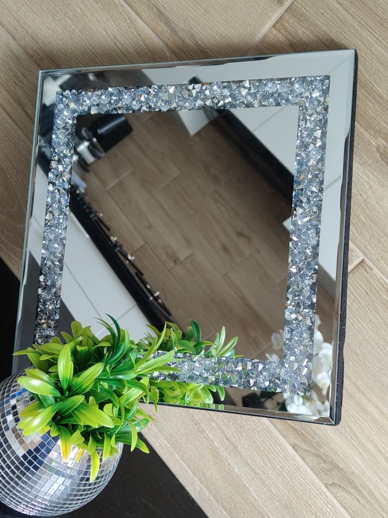 Kwadratowe lustro ścienne Glamour 30/30 cm
Można powiesić standardowo