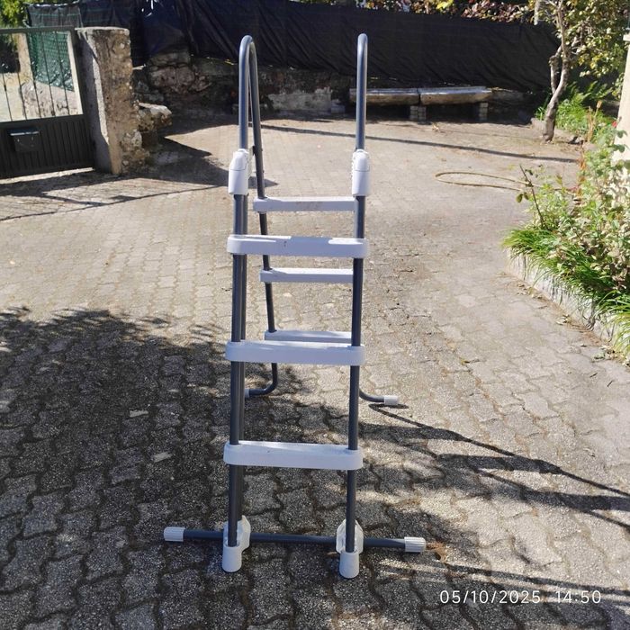 Escada com degraus removíveis Intex modelo: 42 (107 cm).