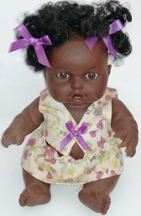 Boneca Rauber Preta aproximadamente 25 cm