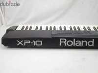 Sintetizador Roland XP-10 com adaptador