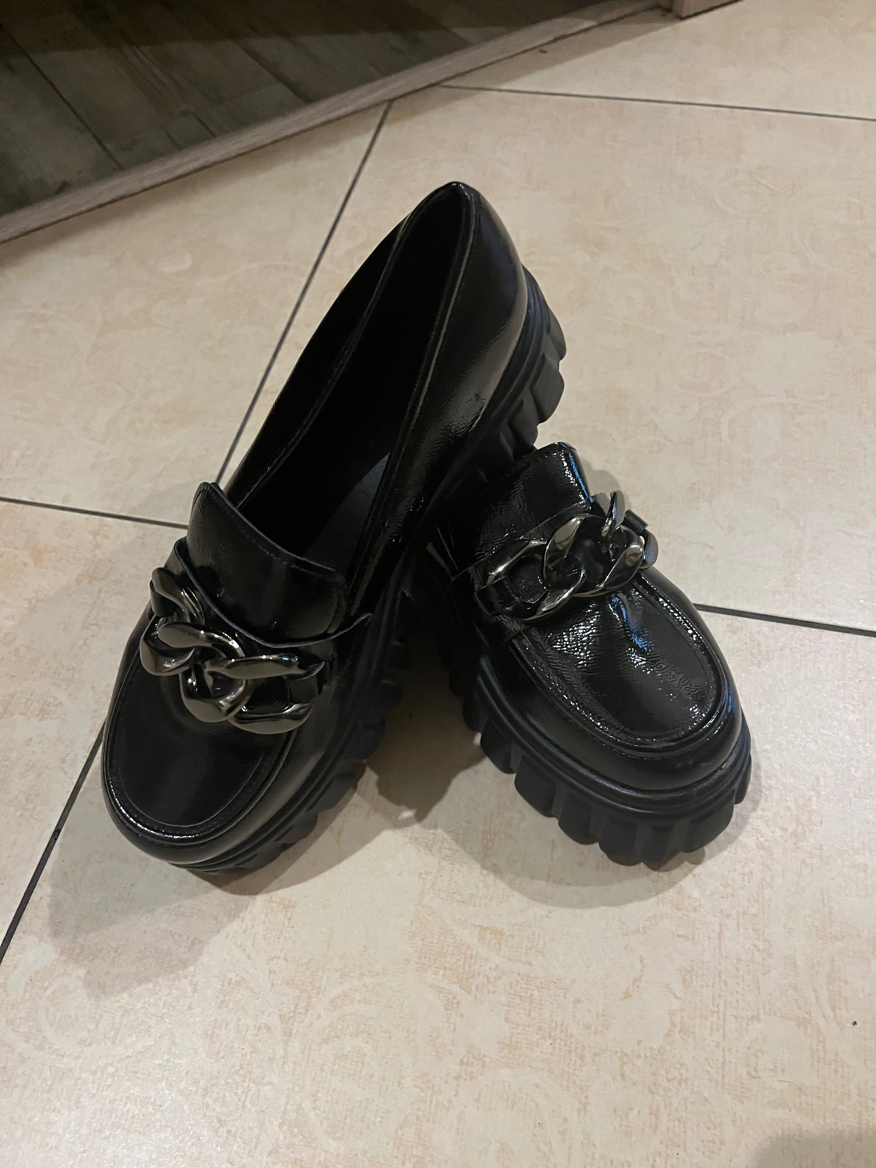 Чорні лофери туфлі