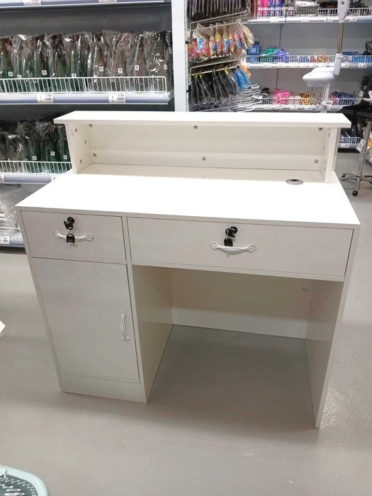 Balcão de Atendimento Novo e Profissional com Chaves e Luz