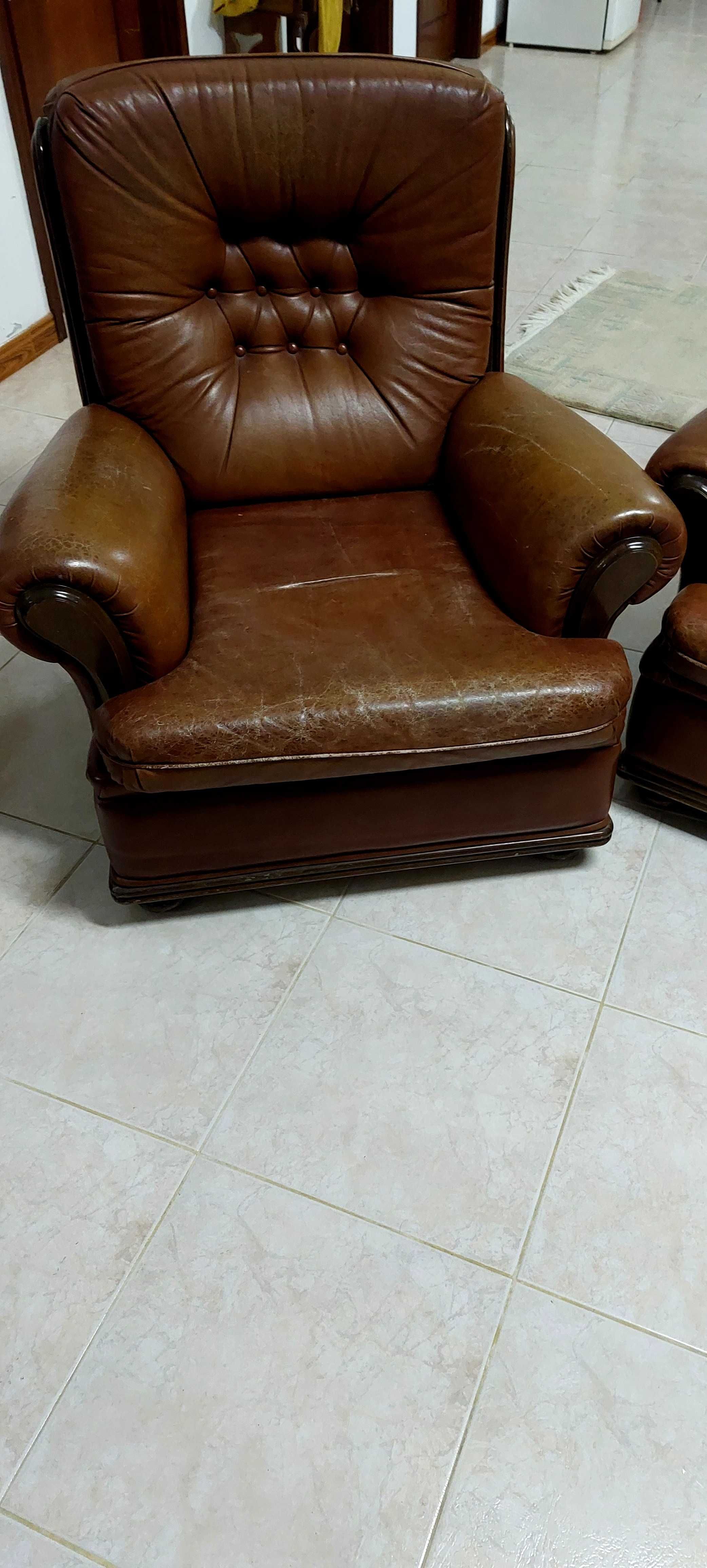 Sofá 3 lugares + 2 poltronas em cabedal