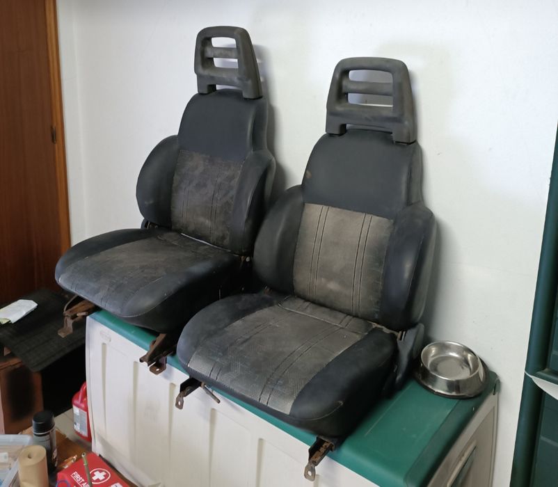 Bancos dianteiros Suzuki Samurai / Santana — completos, bom estado