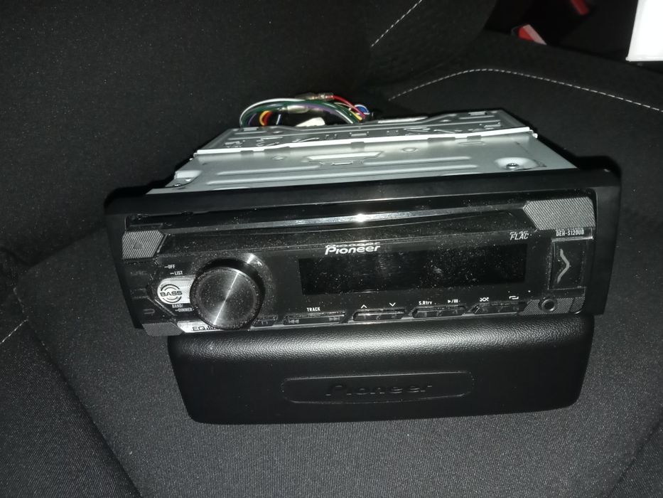 Rádio Pioneer DEH-S120ub.