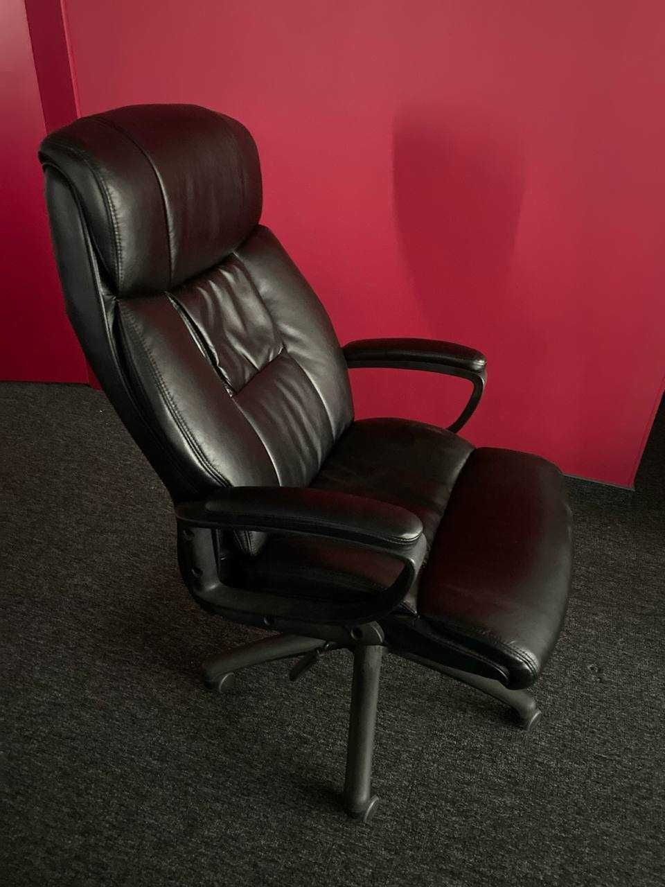 Чорне офісне крісло
