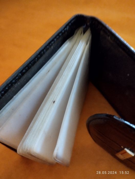 Продам кожаную визитнтцу