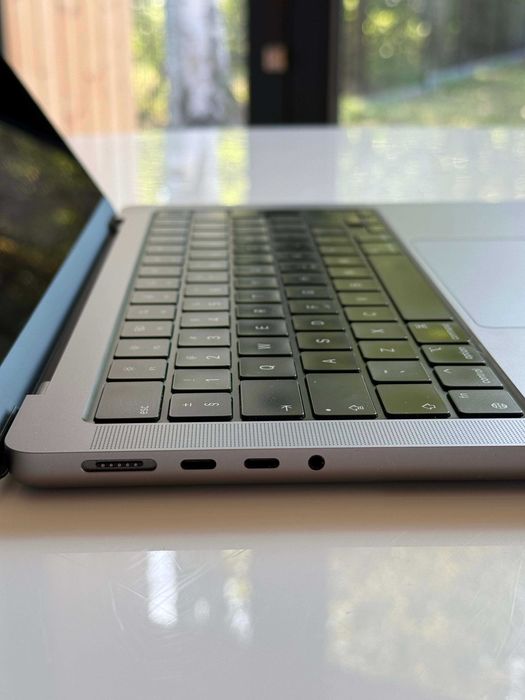 MacBook Pro 14” M1 Max / 64 GB RAM / 4 TB SSD