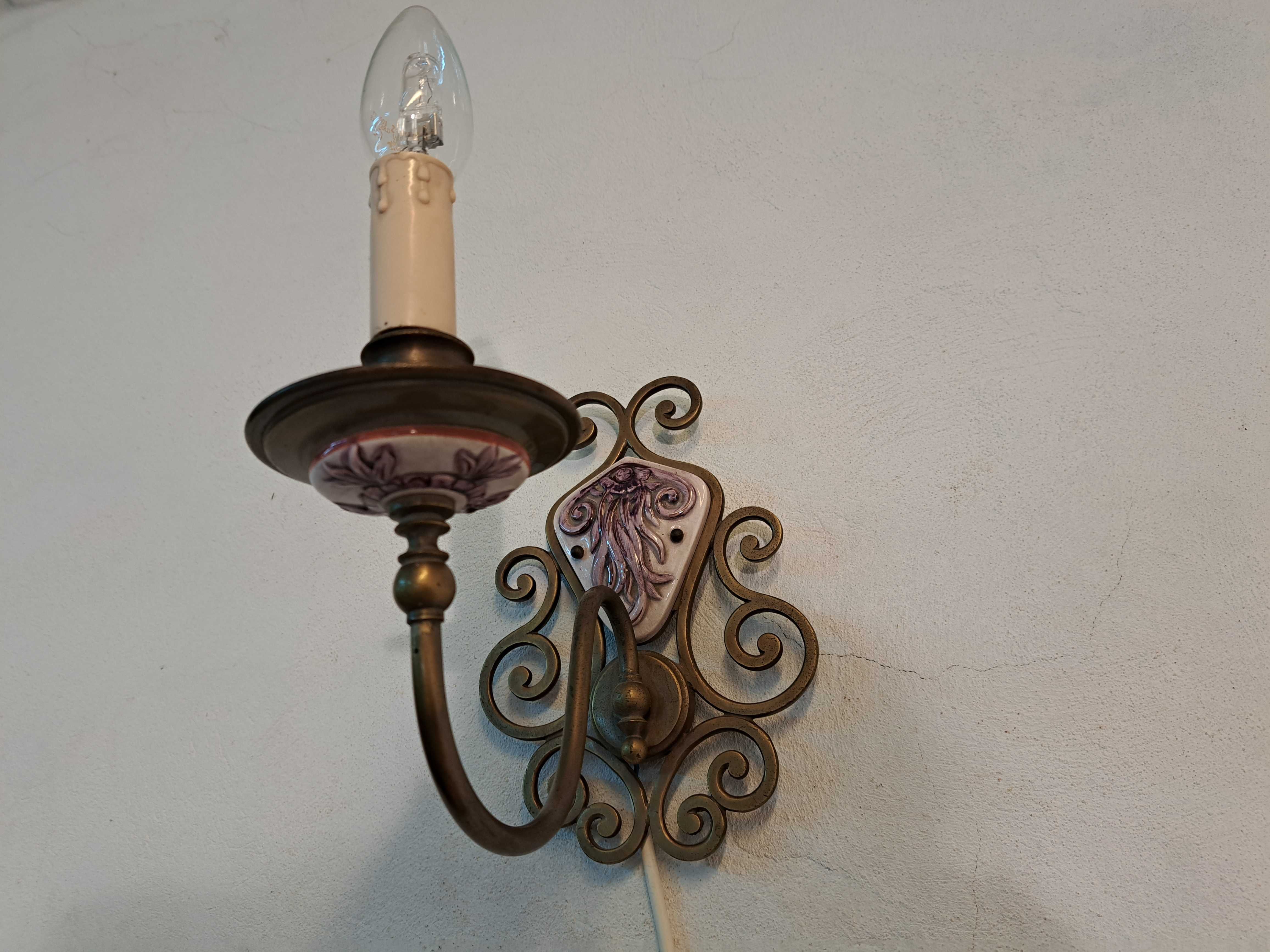 Kinkiet mosiężny pająk pojedynczy ceramiczny fioletowa ośmiornica