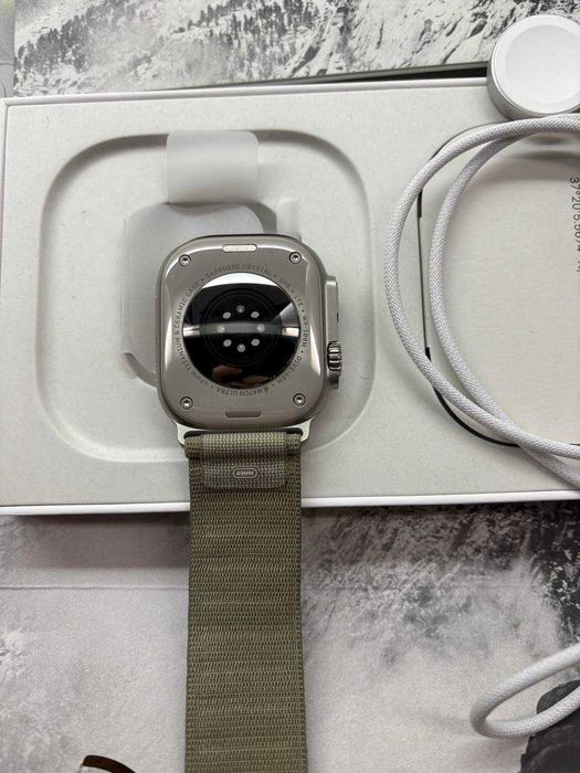Apple Watch Ultra 49mm Titanium колір ремінця треба уточнювати