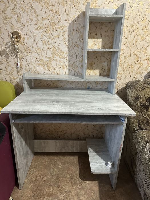 Стіл письмовий .