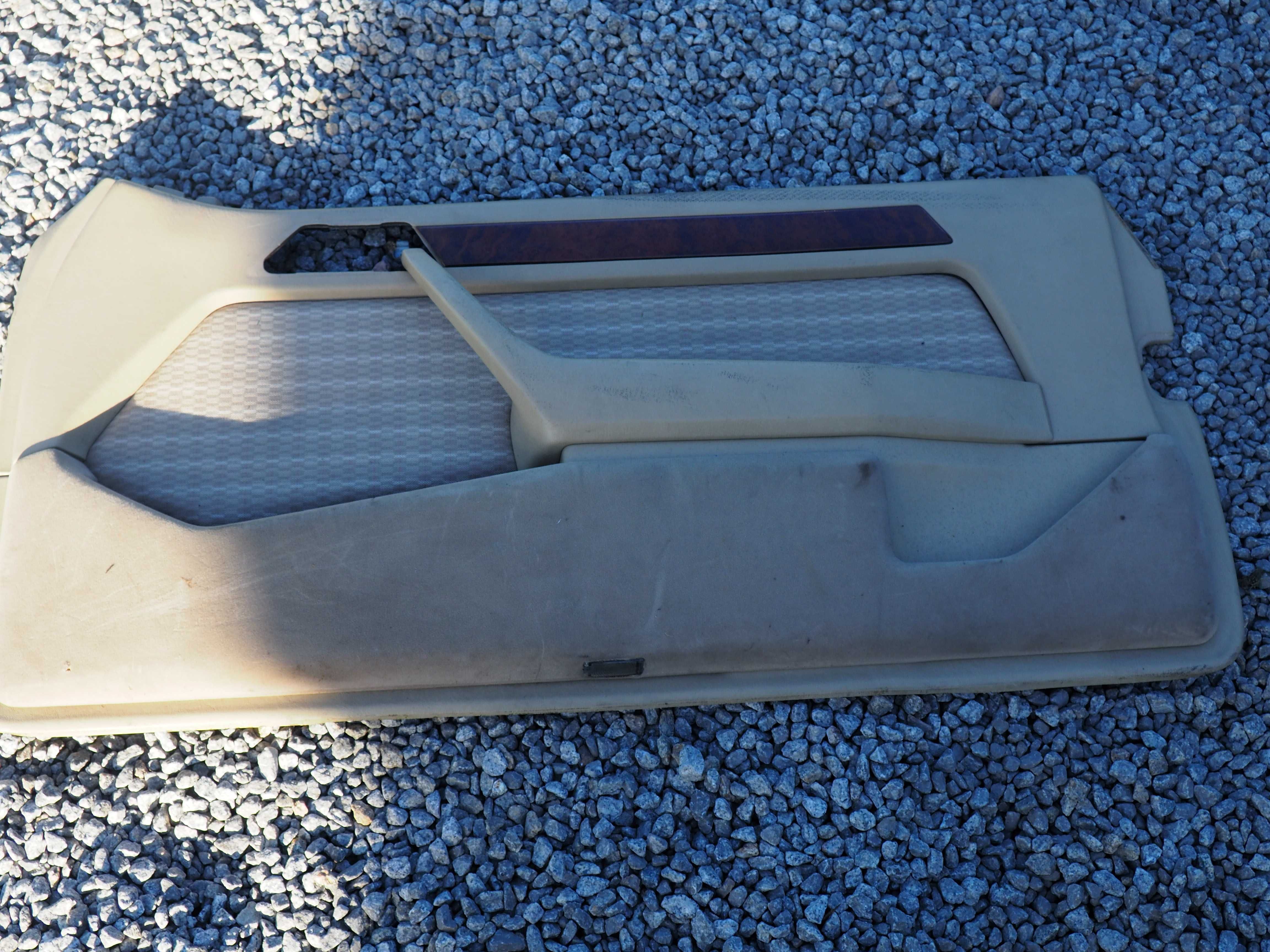 Boczek drzwi mercedes W124 coupe beż