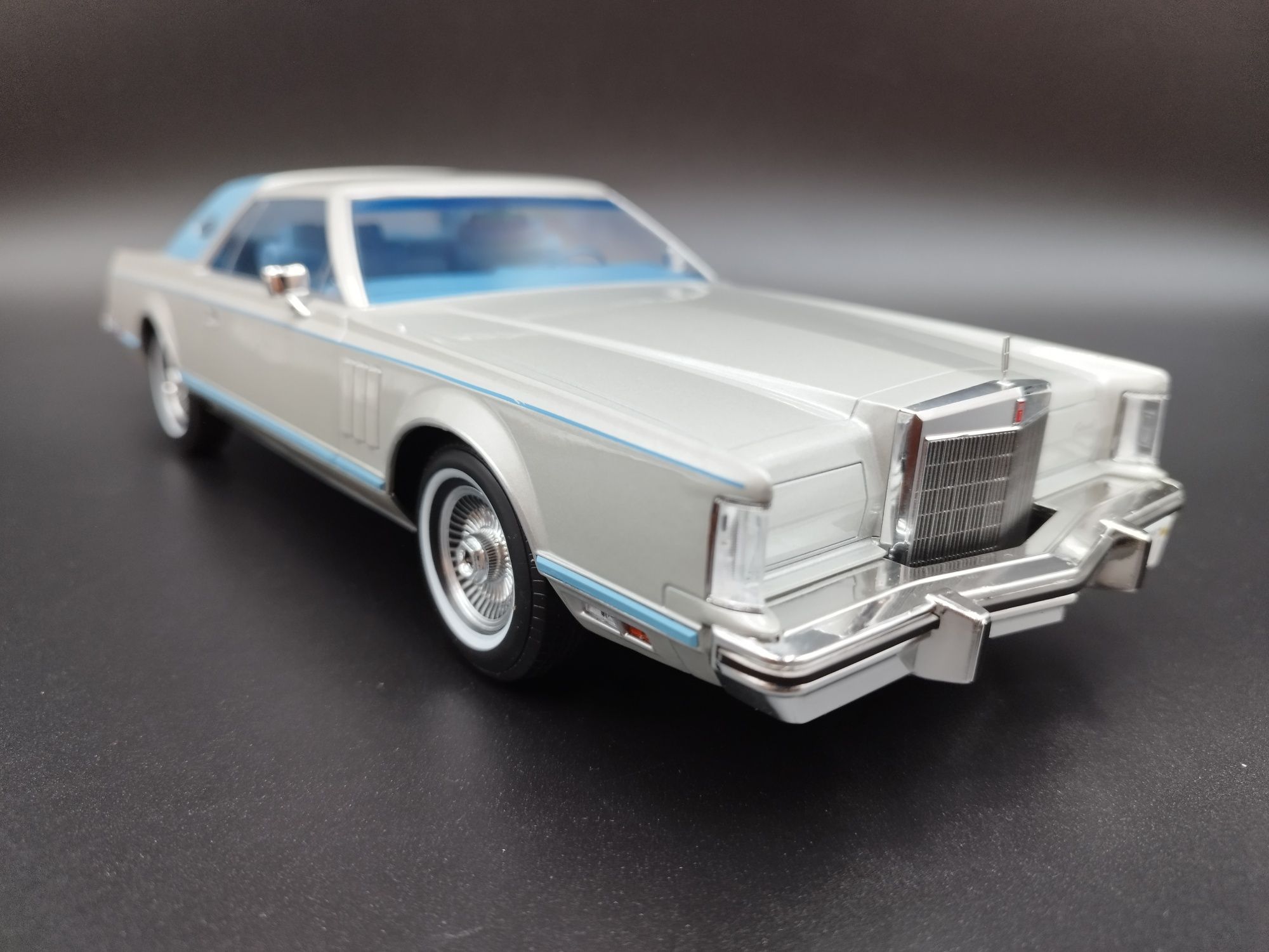 1:18 MCG Lincoln Continental Mark V silver model nowy