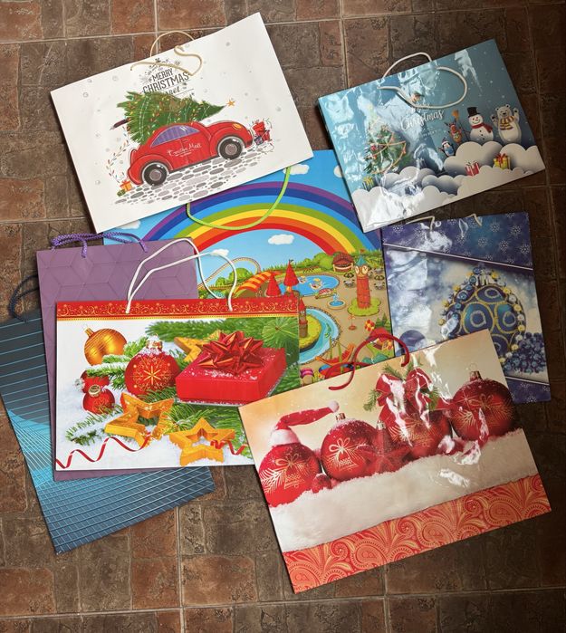 Бумажные новогодние пакеты