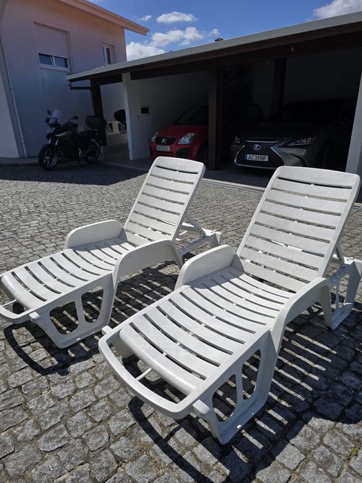 Vendo 2 espreguiçadeiras de piscina