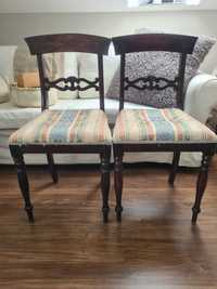 2 krzesła z odbiciem w starym stylu