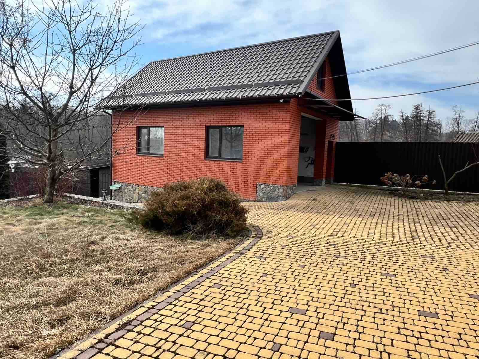 Продаж двохповерхового будинку з ділянкою 10 соток!