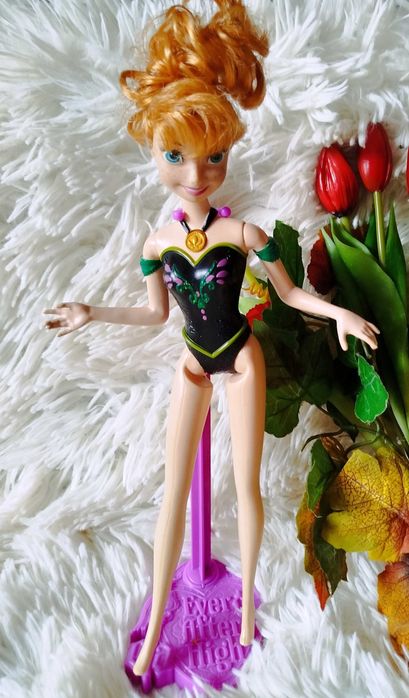 Śpiewająca lalka Anna Kraina Lodu firmy Mattel