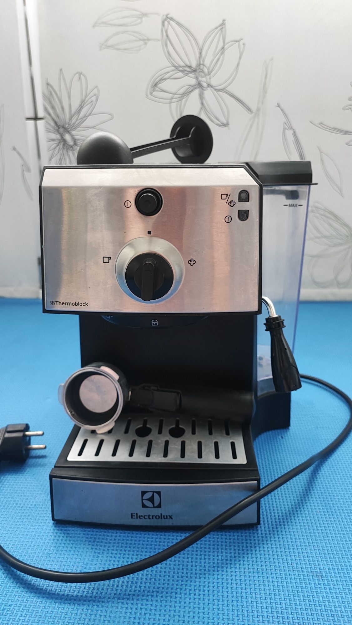 Кофемашина кавоварка Electrolux EEA111