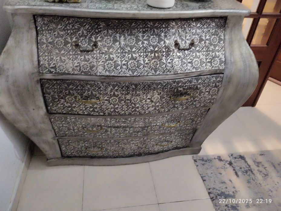 Comoda em madeira e forrada a latão , negociável