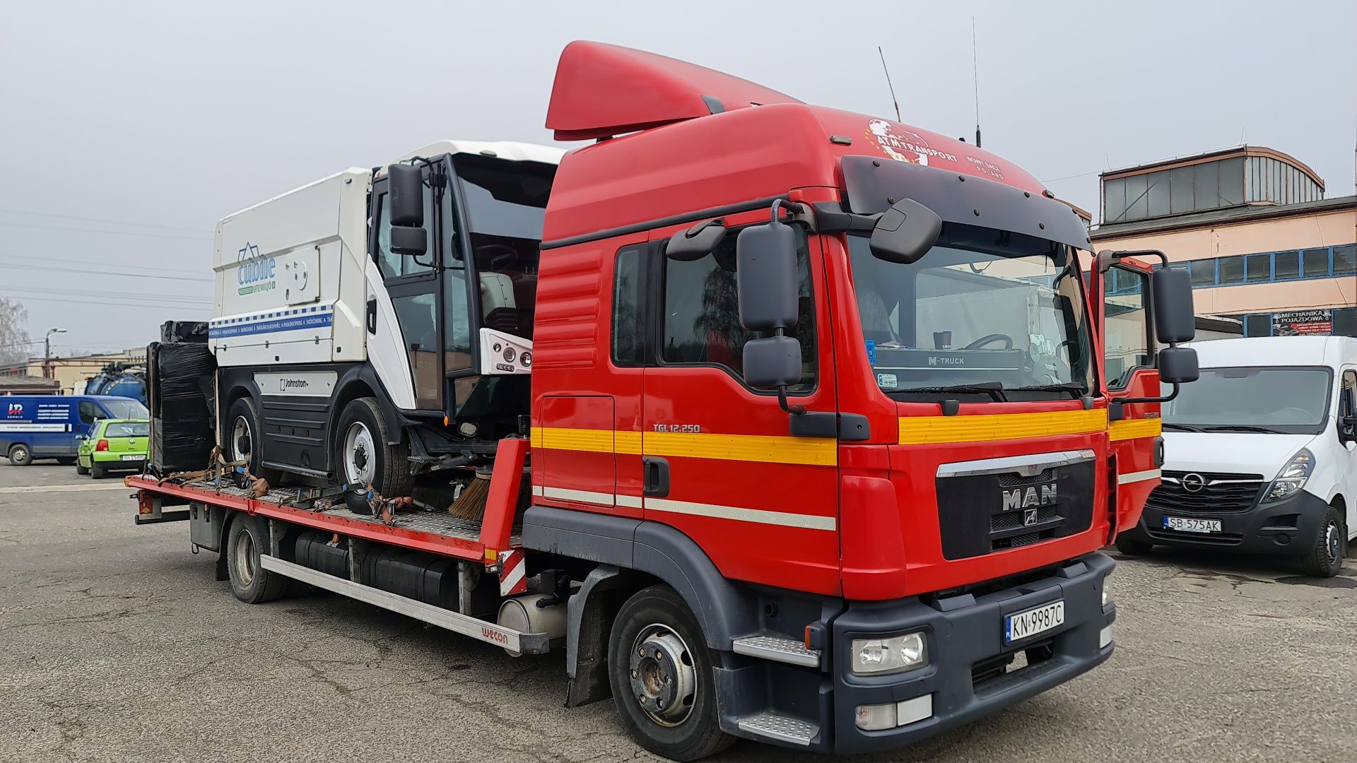 Transport Lawetą do przewozow maszyn i pojazdow. Pomoc drogowa.