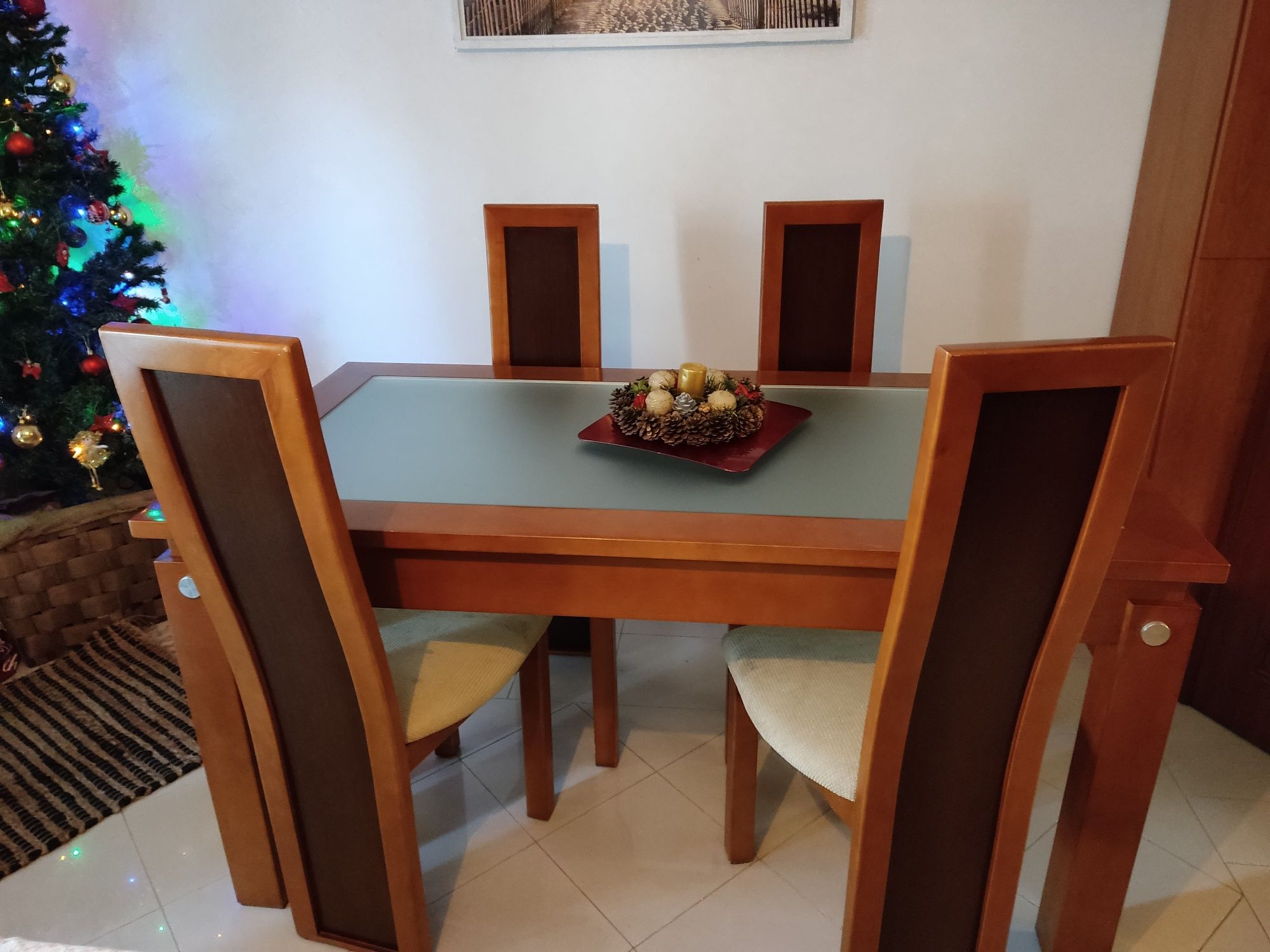 Conjunto de mesa e cadeiras