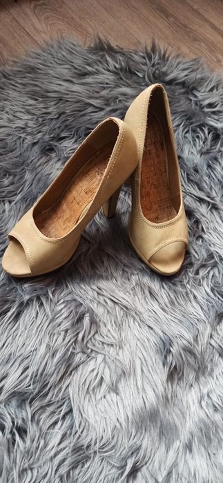 Szpilki na platformie z odkrytymi palcami