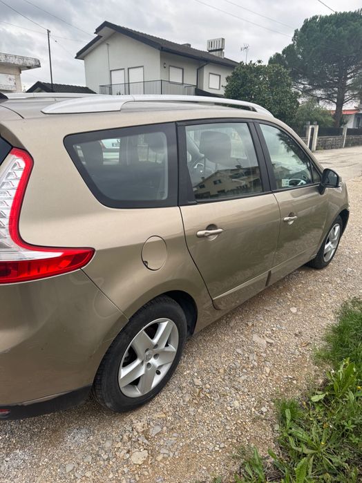 Renault Grand Scenic 2015 - 7 lugares