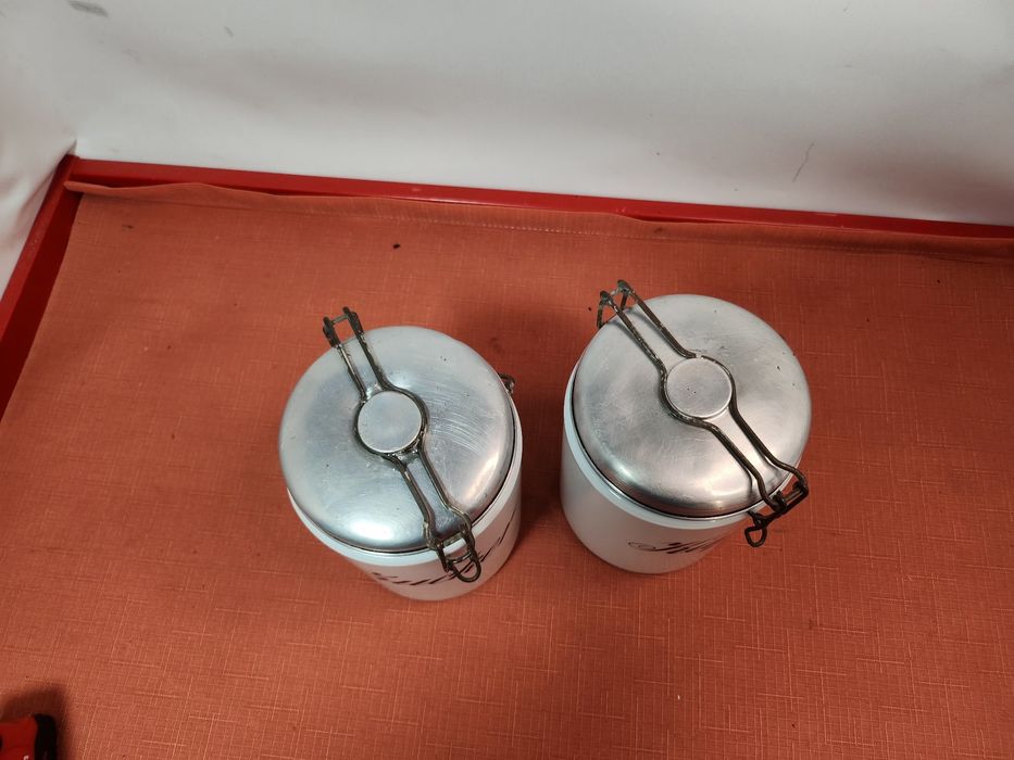 Dwa stare przedwojenne pojemniki na kawę i cukier