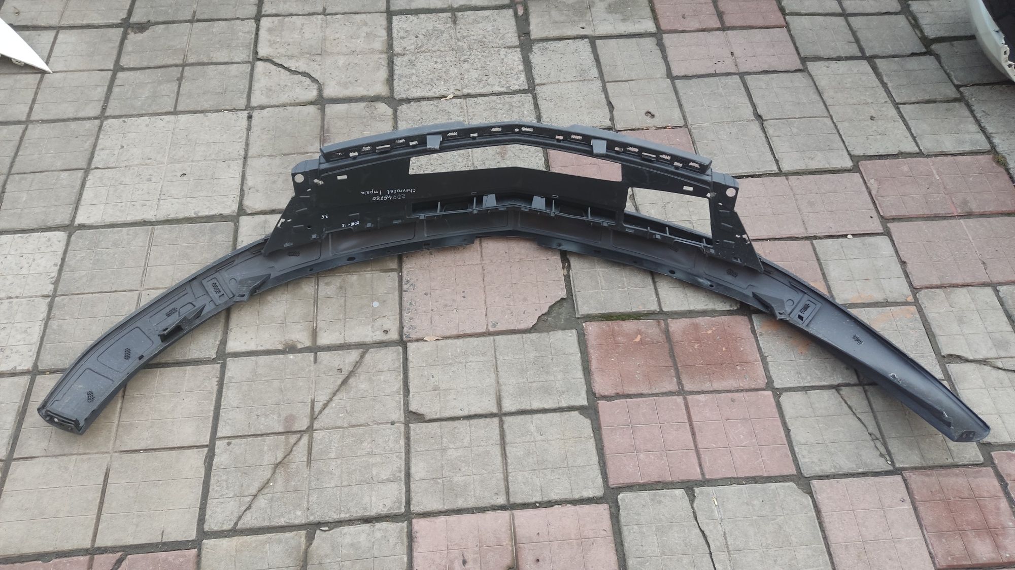 Chevrolet Impala  верхняя облицовка бампера 20946780   Шевроле