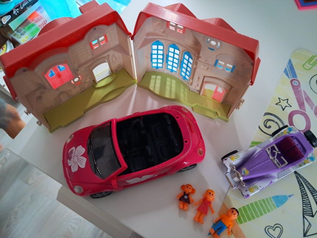 domek dla lalek dwa autka simba vw new Beetle i trzy ludziki lalki