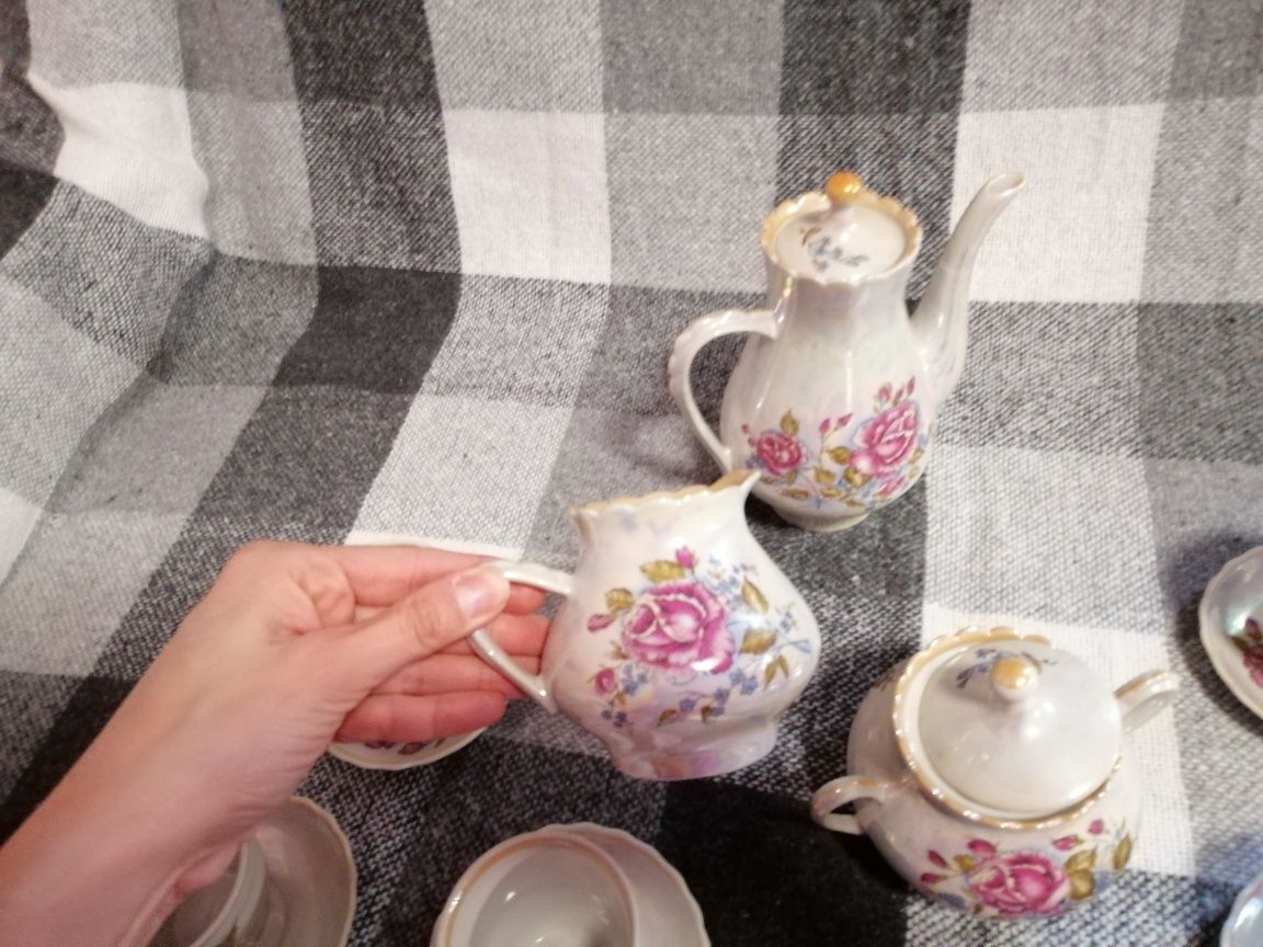 Кофейный сервиз с небольшими чашками, сахарница, молочник, чайник