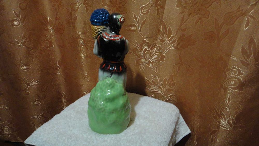 Штоф Українка із під горілки. В гарному стані.